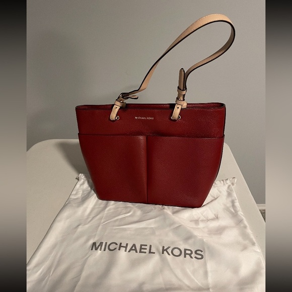 Gorgeous Fall Burgundy Michael Kors Bedford Medium Pebbled Leather Tote - Picture 3 of 6